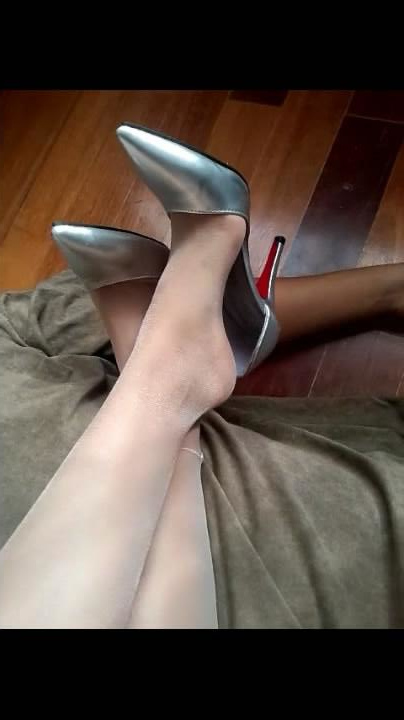 ����Ư��С��Ů��¶��һ�ӽǲ�̤�������⻹��ȫ������̣��������� 