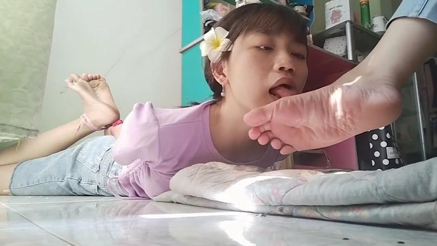 ��ס�ֽŵ�Ů���ԹԷ���Ů����˫��
